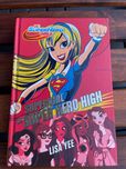 książka dziecięca DC Supergirl  Super hero high