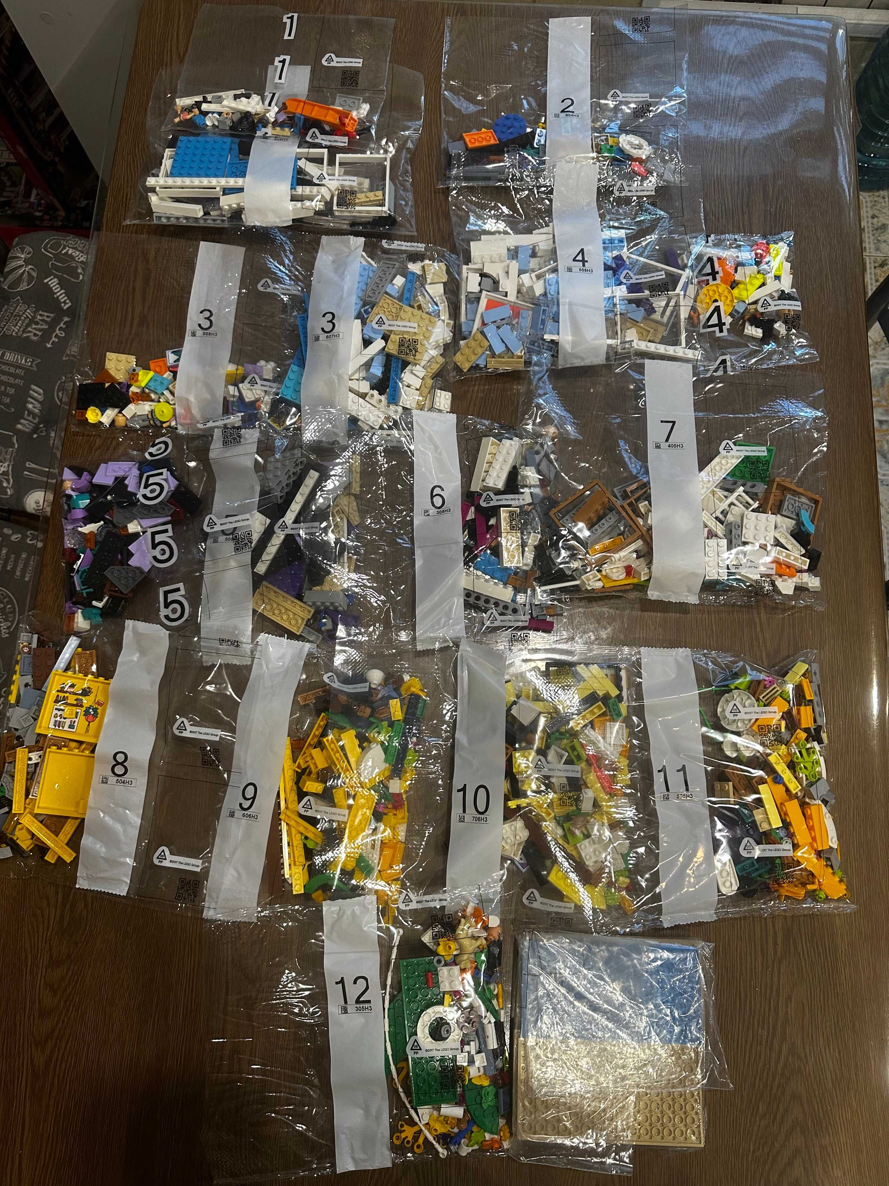 Конструктор LEGO Friends Квіткові та дизайнерські крамниці, 41732