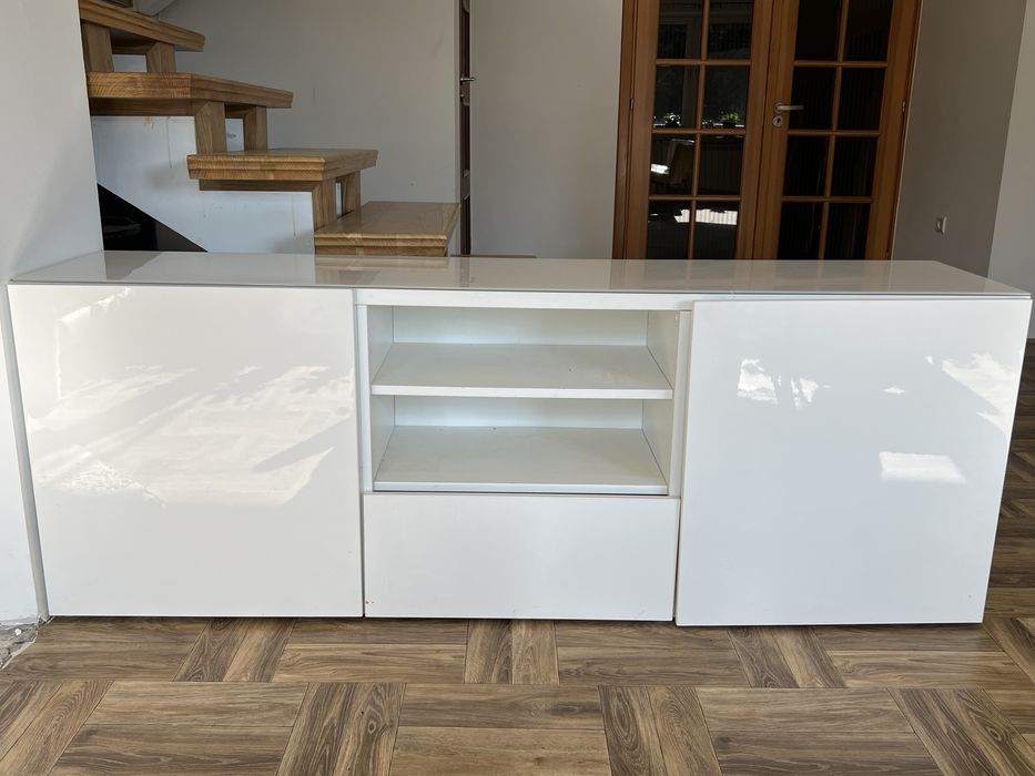 Biała szafka pod telewizor