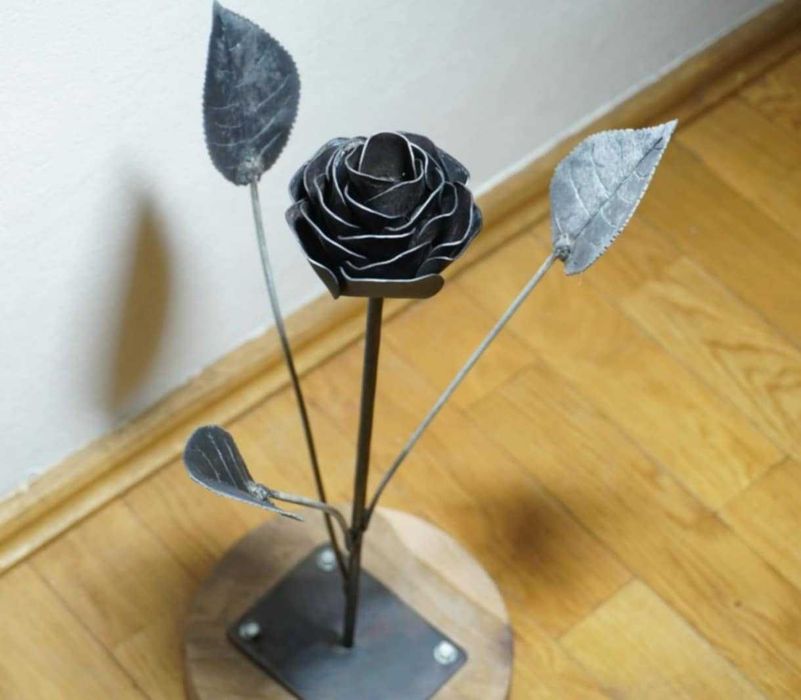 Ręcznie Wykonana Metalowa Róża – Dekoracja z Charakterem