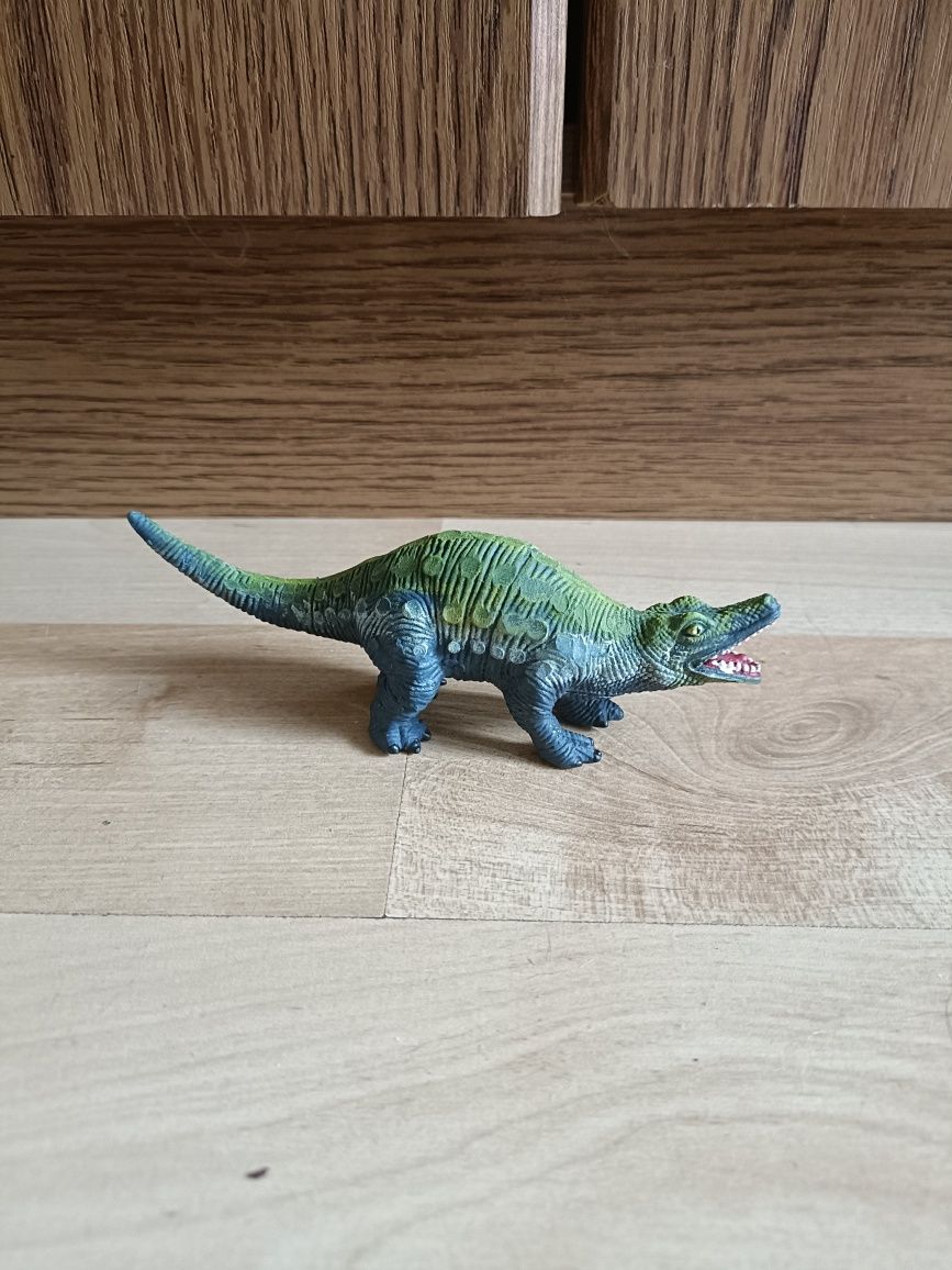 zestaw figurek dinozaurów
