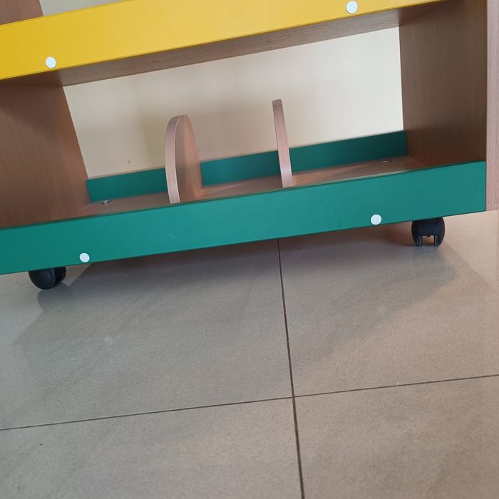 Porządny regał dziecięcy na kółkach