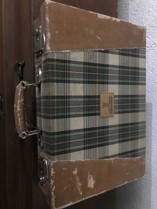 Mala de madeira e mala de tecido e pele sintetica