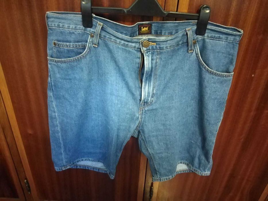 Calções de ganga, marca LEE.