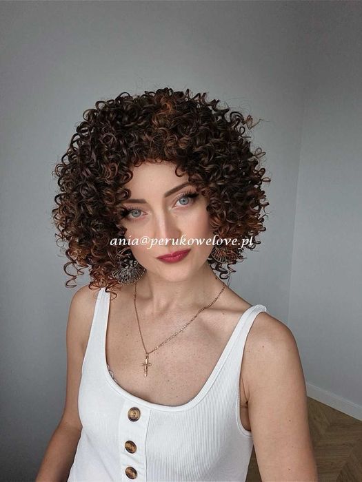 Peruka brązowa afro loki włosy jak naturalne