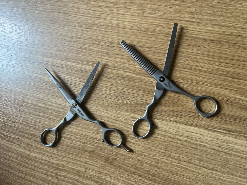 Maquina de cortar cabelo com pentes e 2 tesouras profissionais