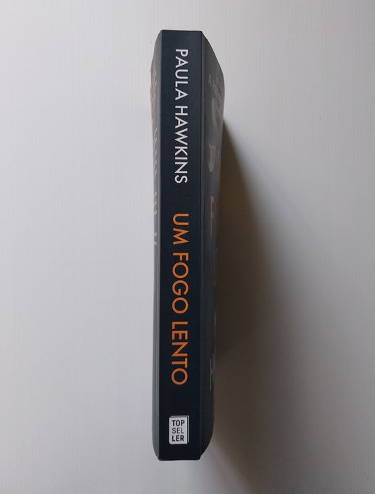 Livro "Um Fogo Lento" de Paula Hawkins