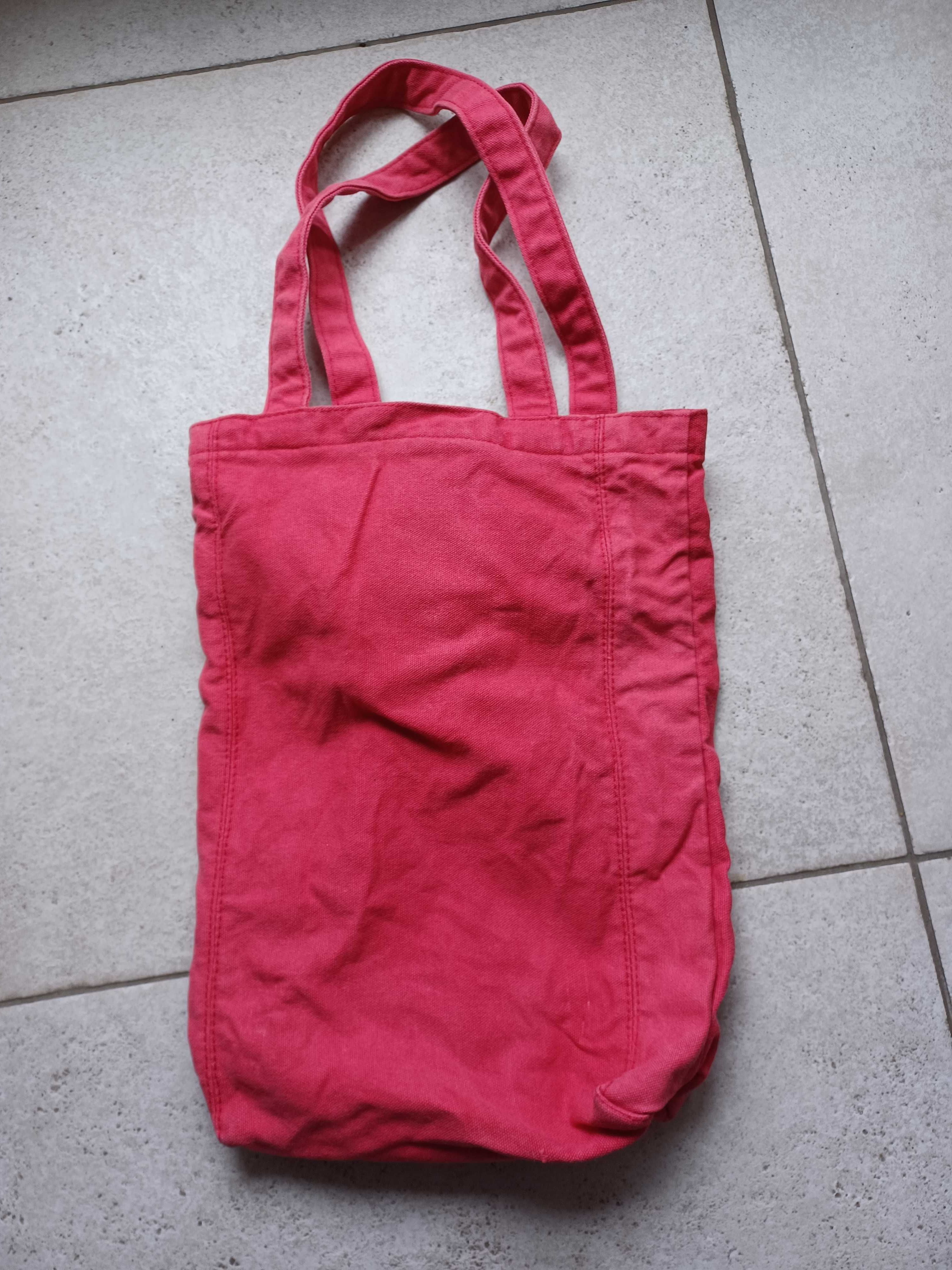 Saco vermelho com logotipo da Hello Kitty
