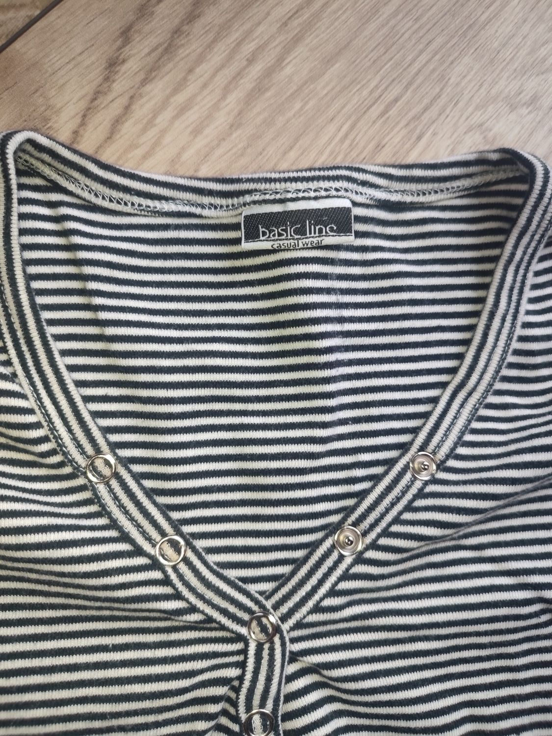 Damski t-shirt z dekoltem w serek