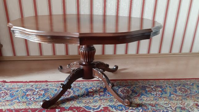 Stary drewniany stół w stylu barokowym