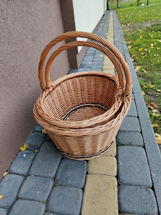 Dwa kosze wiklinowe