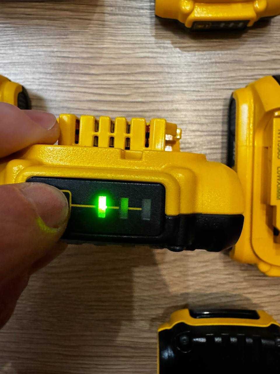 Нові Оригінальні запаковані акумулятори DEWALT18/20V DCB203 2Ah Mexico