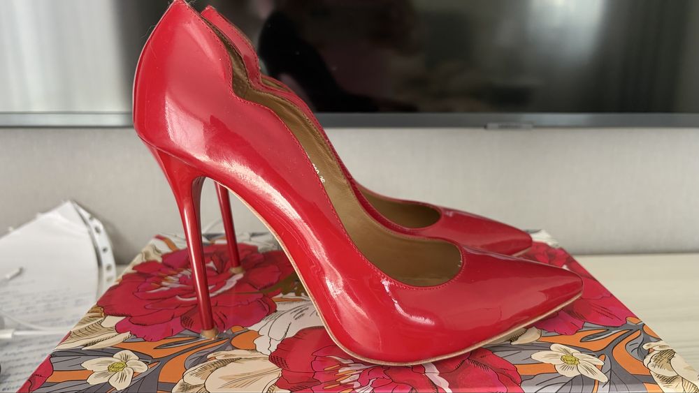 Туфли miraton червоні в ганому стані