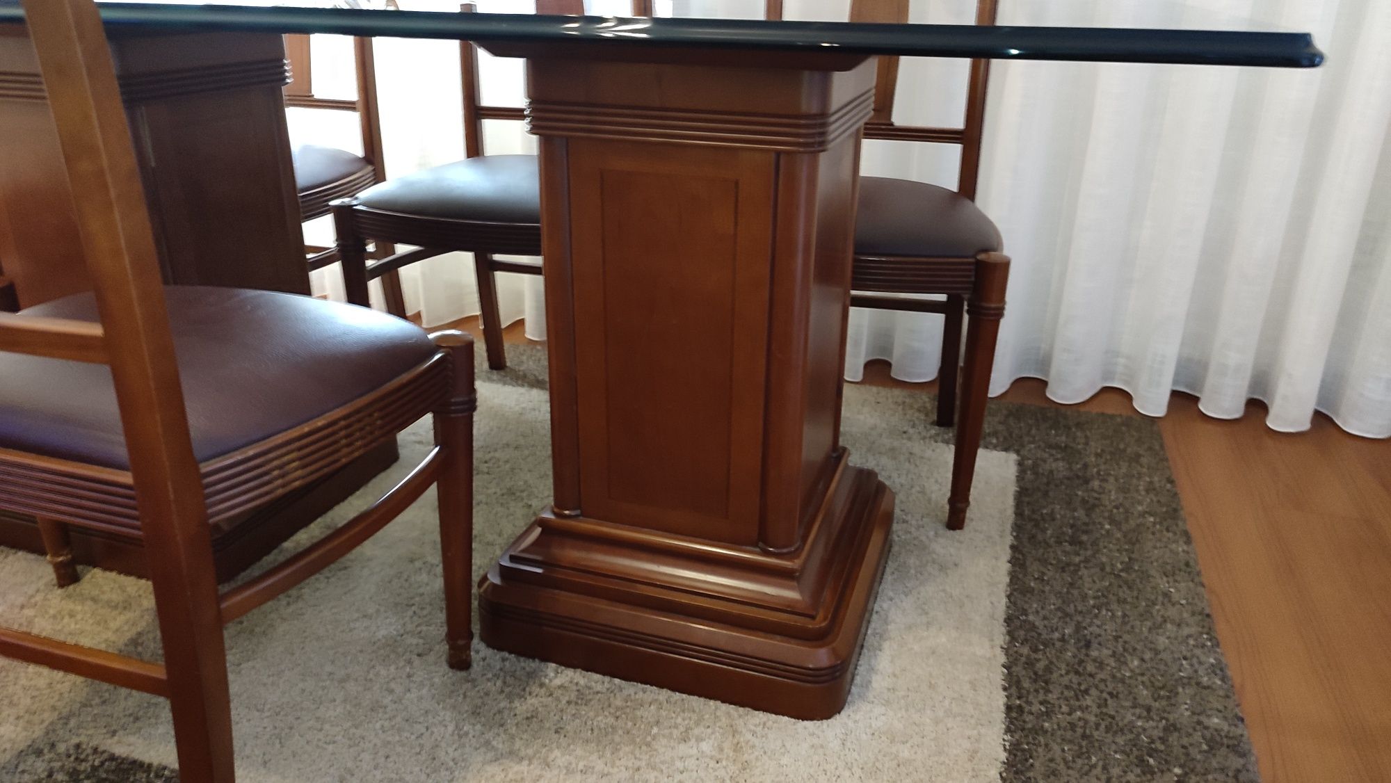 Mesa de sala com tampo de vidro