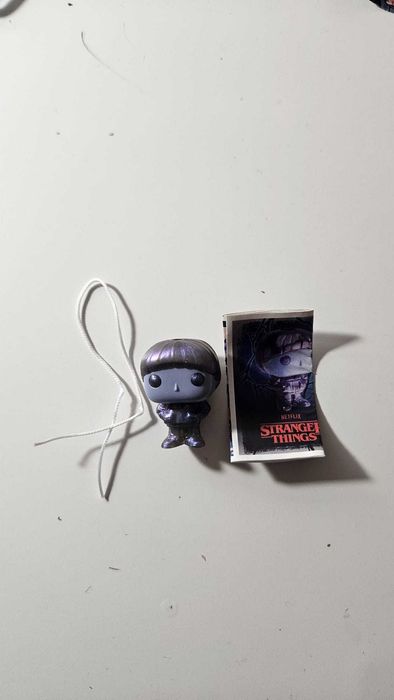 Figuras Stranger Things Will e Dustin Kinder Joy