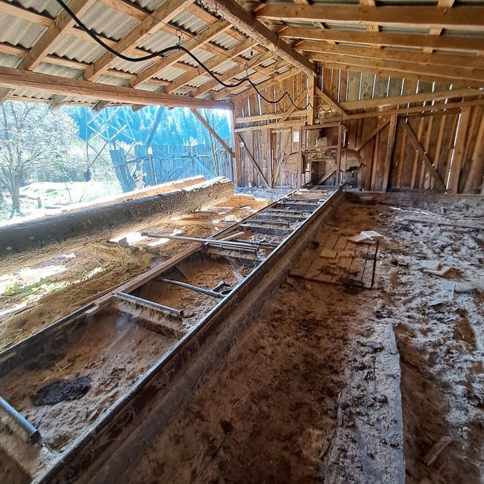 Продам комерційне приміщення на 20 сотках