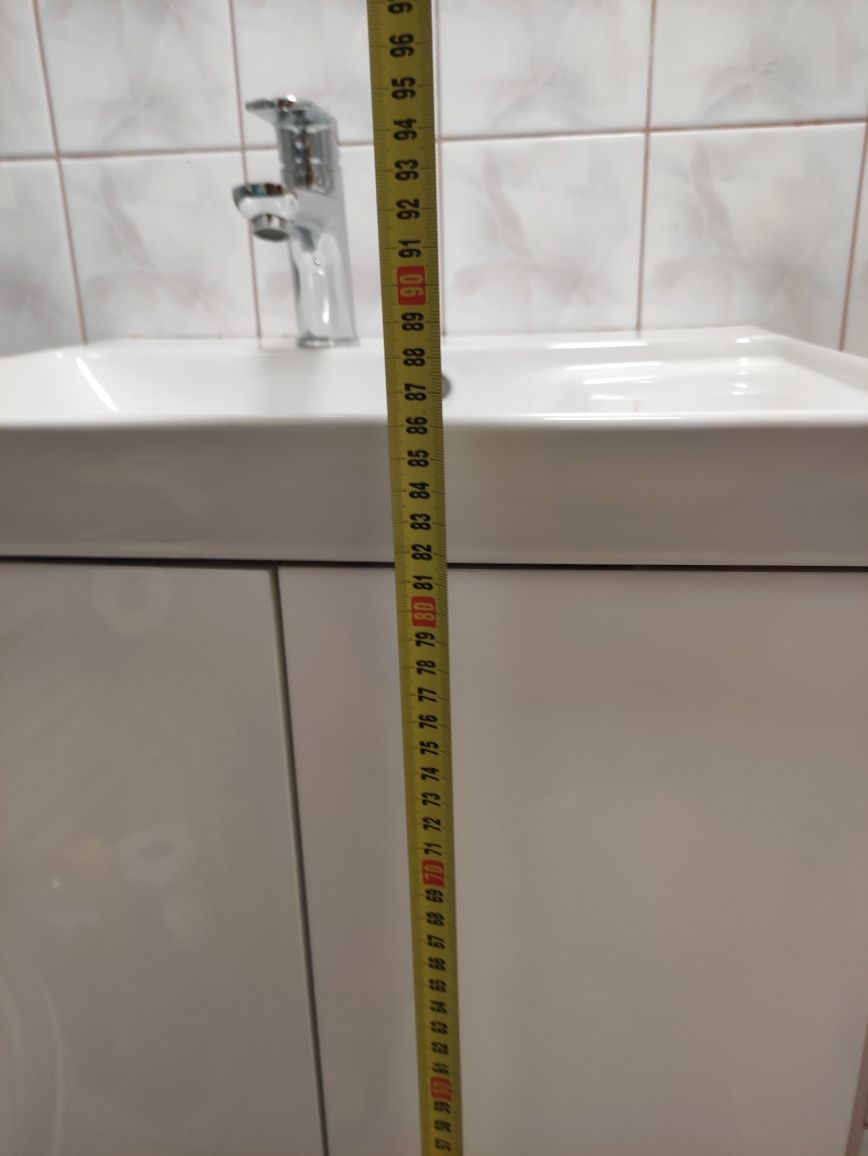 Umywalka z szafką i bidetką