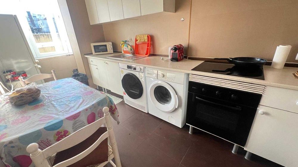 3 Quartos. Excelente Localização: Metro, Comboio e Autocarros