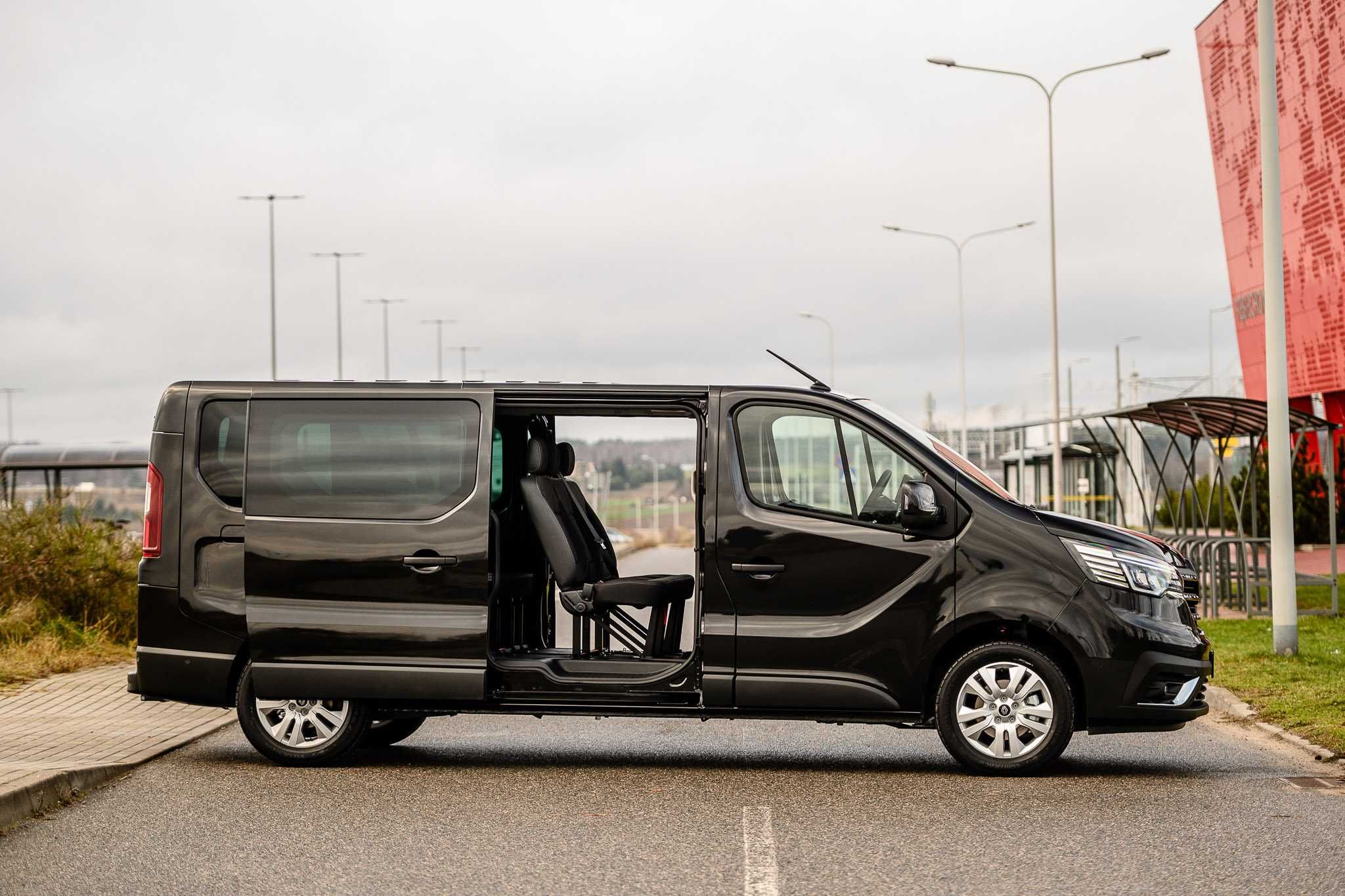 Wynajem busa osobowego - NOWY Renault Trafic Grand 2024 bus 8 osobowy