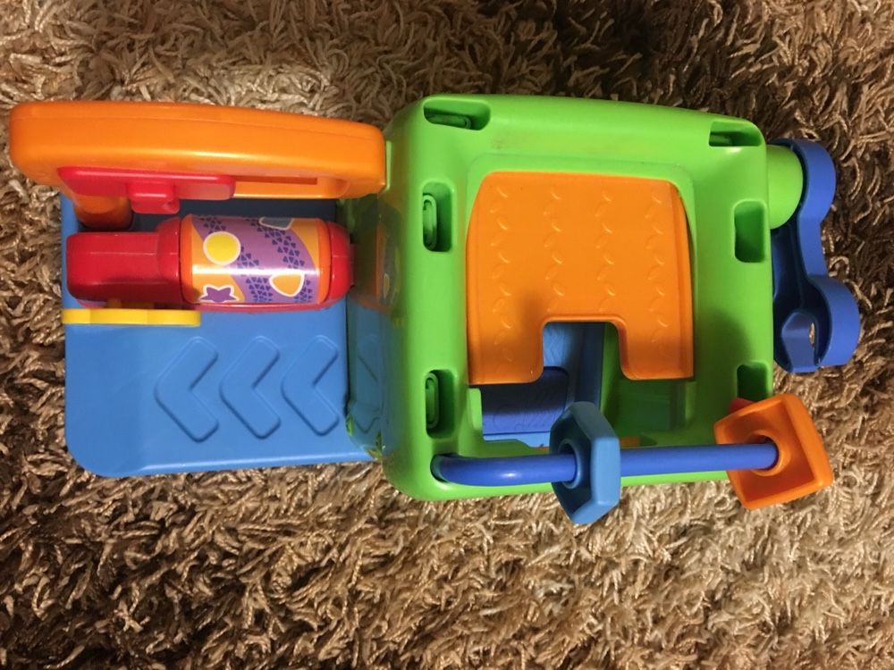 Продам игрушку б/у Fisher-price смейся и учись гараж ученого щенка