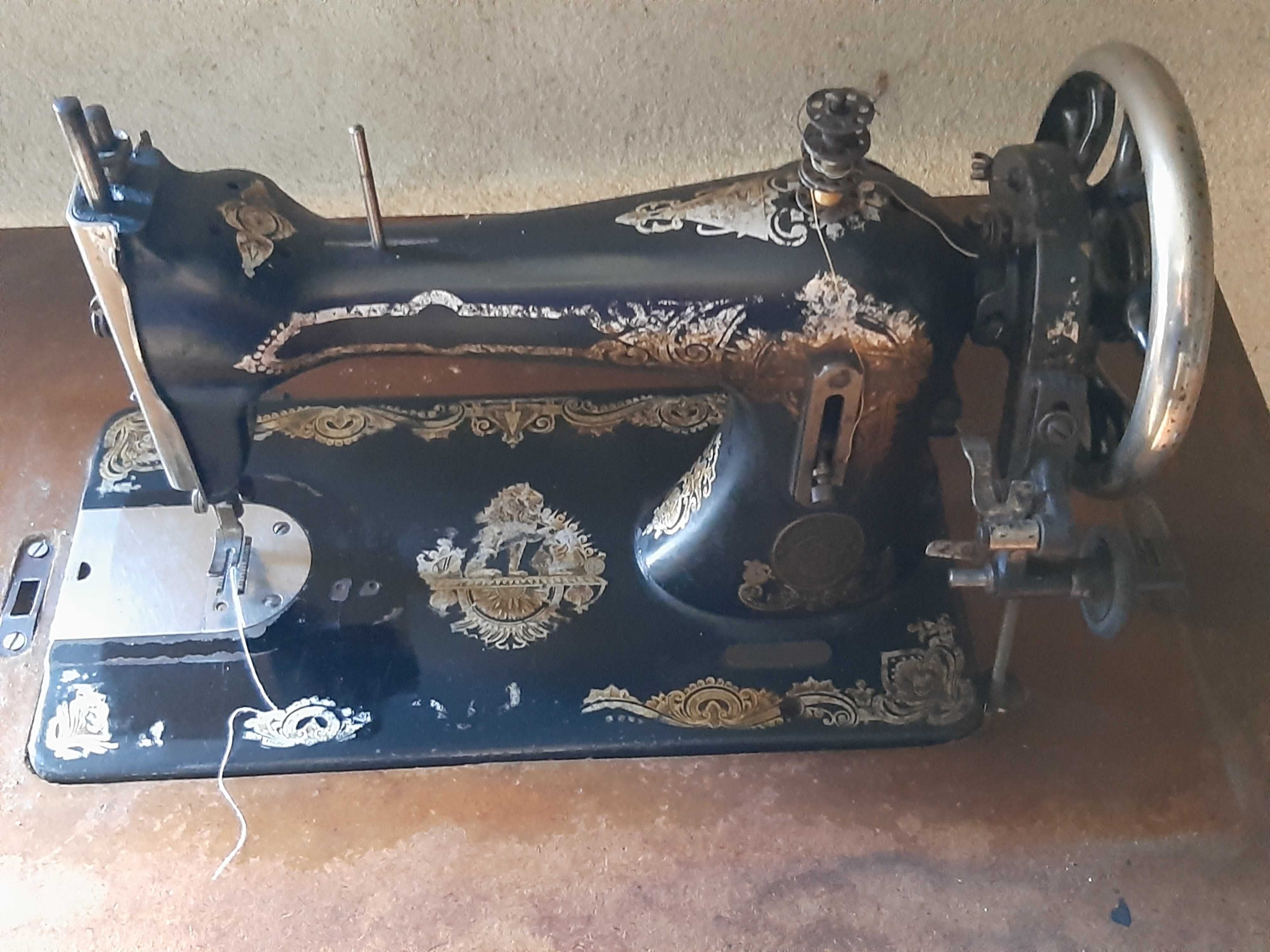 Maquina costura antiga em bom estado.