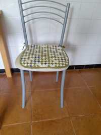 2 Cadeiras em aço, cor cinza acolchoadas