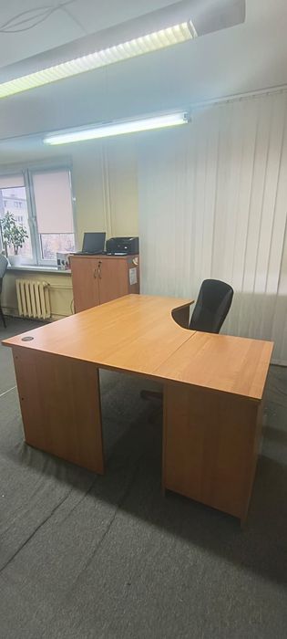 Biurko narożne wraz z szafką firmy Svenbox