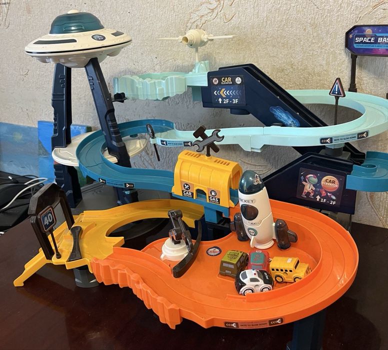 Трек парковка космическая станция с машинками, автотрек