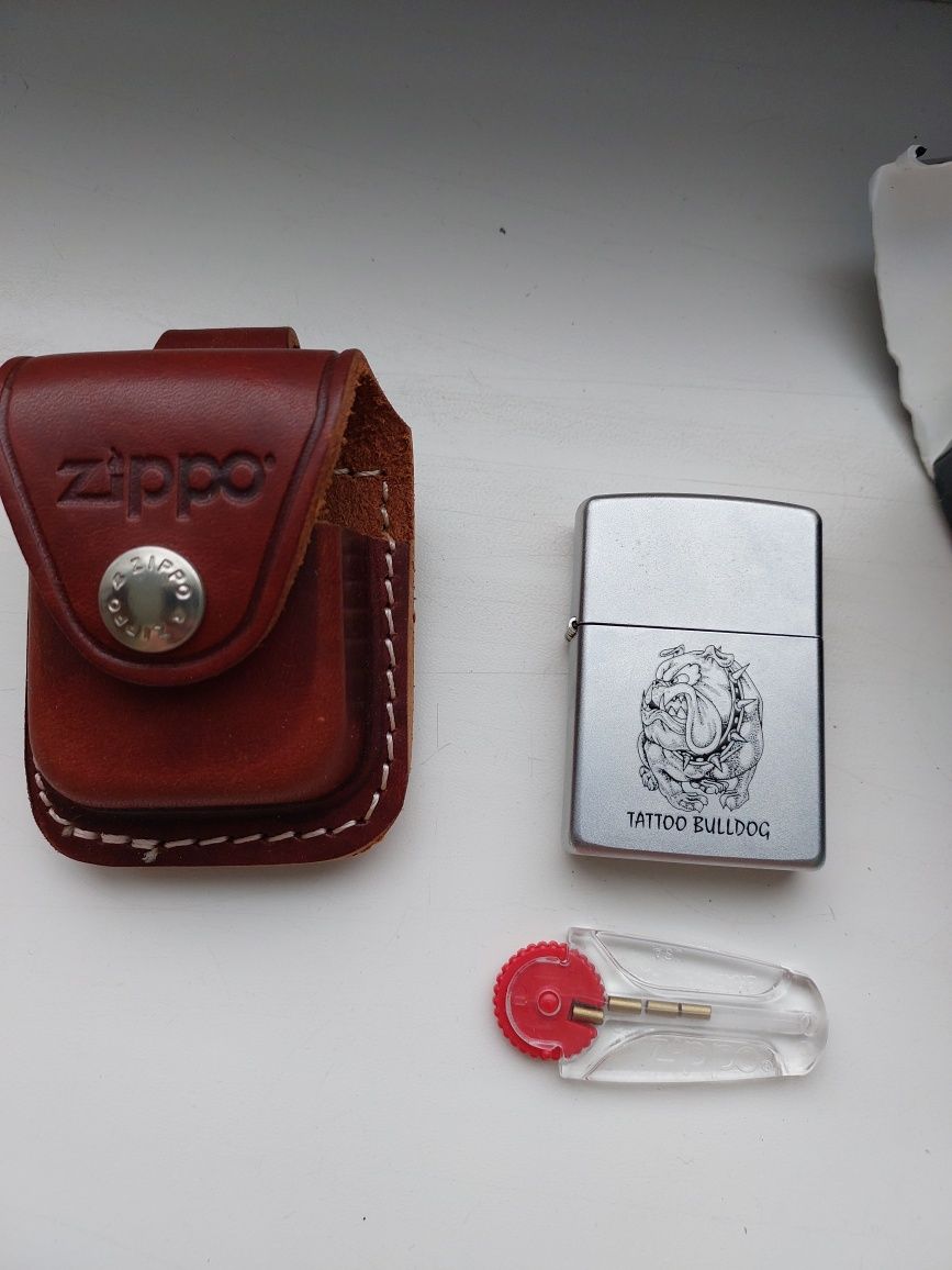 Набір zippo. Чохол, запальничка, кремній,керосин.