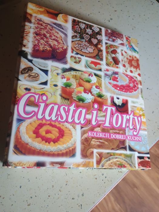 Segregator z przepisami na ciasta i torty z kolekcji dobrej kuchni