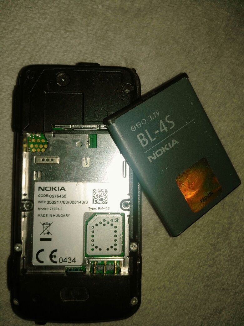 Vendo telemóvel Nokia 7100s-2 (para peças)