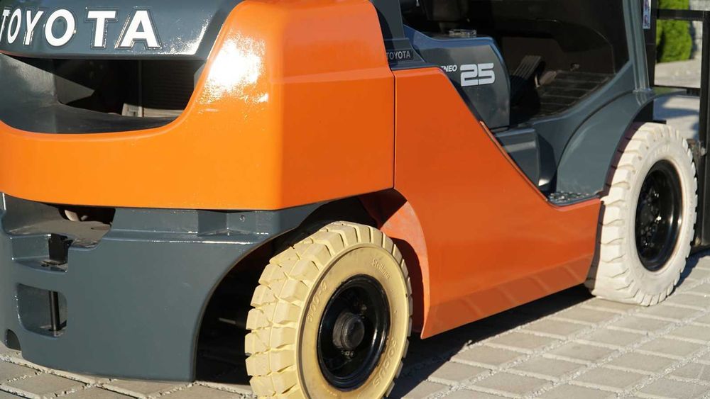 2500 kg, benzyna (!) + LPG , wagi, japoński wózek Toyota 02-8FG25