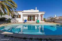Moradia Independente T5 com Piscina, Jardim e Garagem, numa zona calma