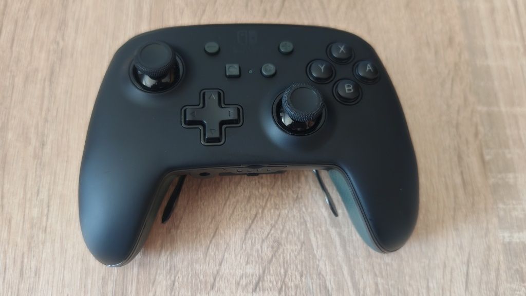 Pad do Nintendo Switch 1/2 z dodatkowymi przyciskami. Jak nowy z gwara