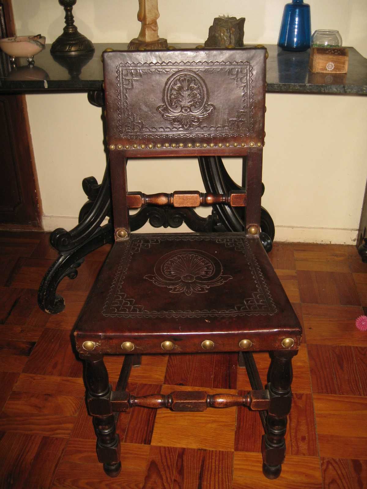 Conjunto de 6 cadeiras couro gravado