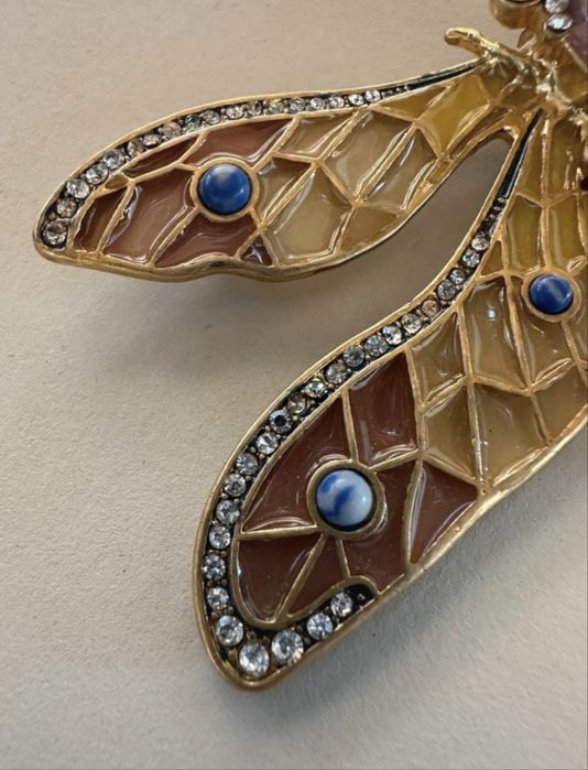 Alfinete Libelula dourado com pedras