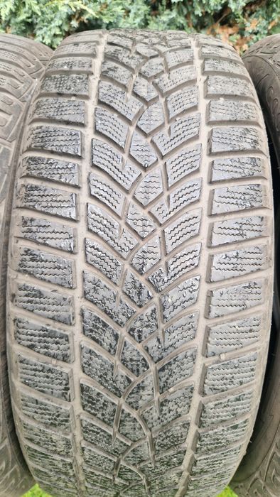 Opona zimowa Goodyear UltraGripPerformance 215/55R17