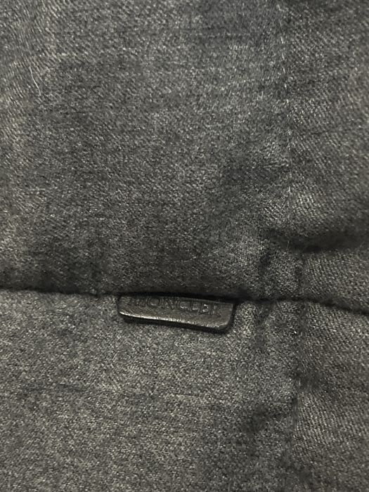 Оригінал куртка MONCLER. Сірого кольору.