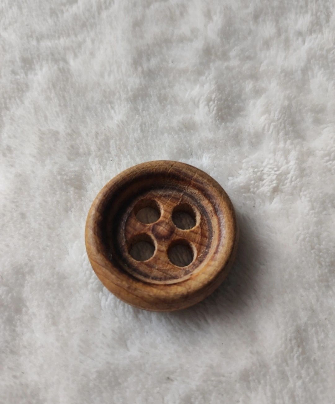 Duży guzik drewniany, stary, PRL, vintage, 1 szt. Średnica 3 cm.