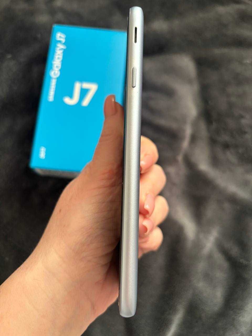 Телефон Samsung J7  2017