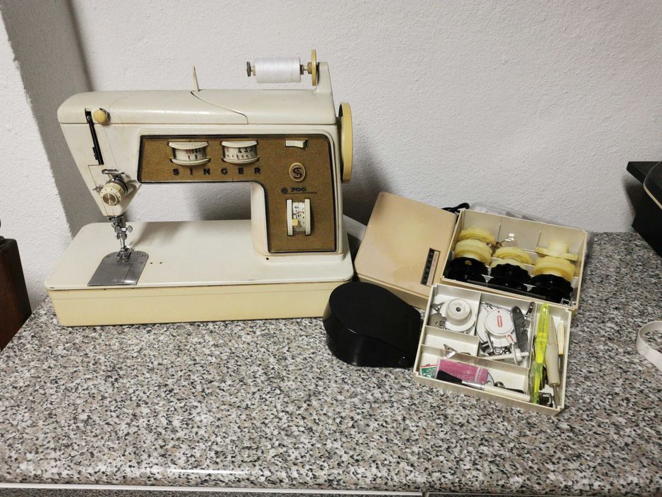 Máquina de Costura - Singer - Mod. 700G - Bom Estado