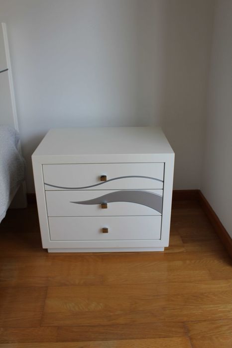 2 Mesas de Cabeceira Modernas (com 3 Gavetas)
