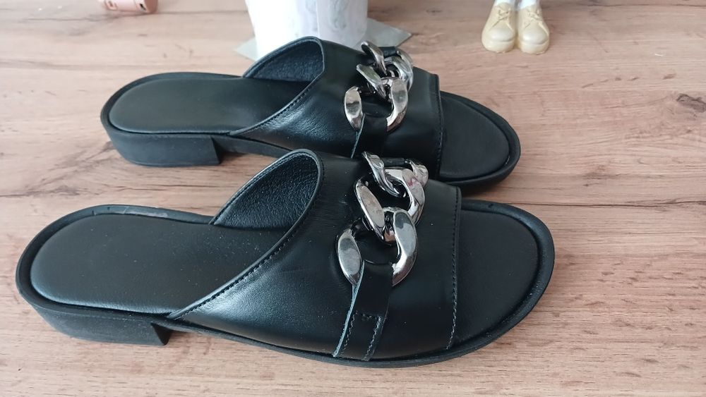 Шлепанцы кожаные с цепью