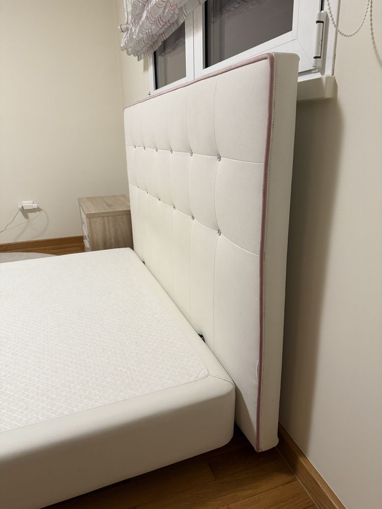 Sommier e colchao + mesa cabeceira