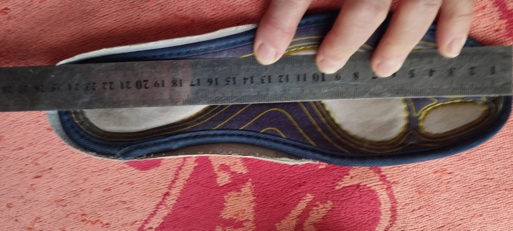 Продам кроссовки BONNA в хорошем состоянии.Размер 39,натуральная кожа.