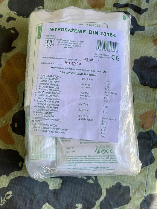 Zestaw pierwszej pomocy apteczka koc termiczny nożyczki opatrunki