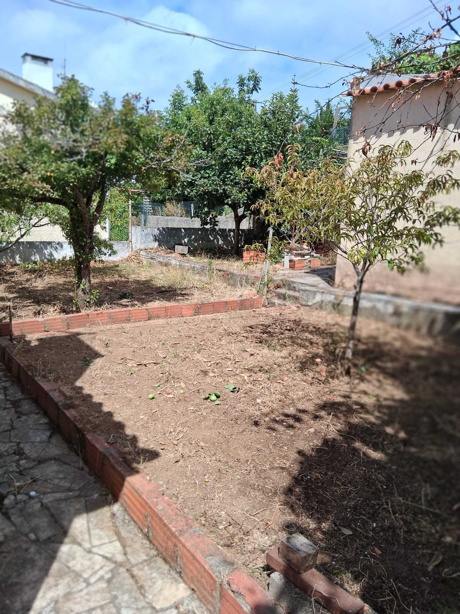 Vende-se Moradia Espaçosa em Caneças/Odivelas - 2 frações