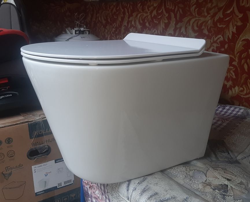 Унітаз підвісний Imprese  з кришкою