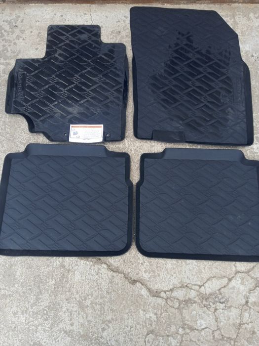 Продам коврики Сузукі С Кросс 2025рік оригінал нові можливо поштучно .