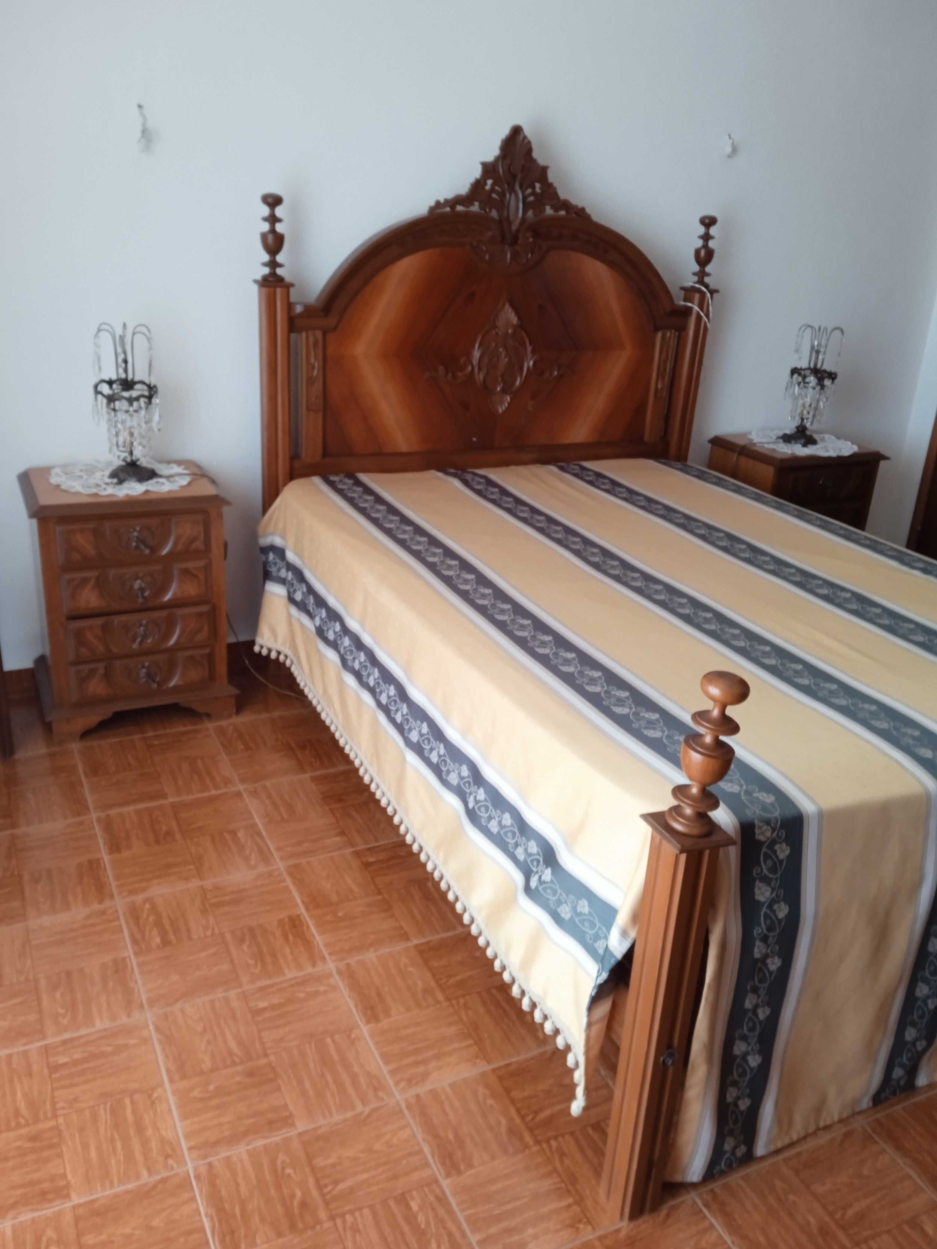 Móvel de QUARTO COMPLETO (Colchão incluído) em Castanho